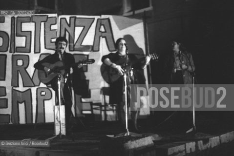 VENEZIA 1975 CANZONIERE POPOLARE VENETO SUONA PER FESTA RESISTENZA © ARCHIVIO Graziano Arici/Rosebud2  MUSICA POPOLARE CANZONIERE POPOLARE VENETO LUISA RONCHINI ALBERTO DAMICO EMANUELA MAGRO MANIFESTAZIONE PCI POLITICA