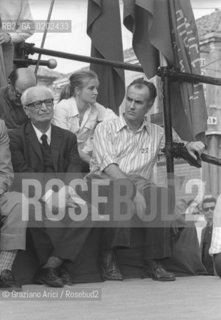 MESTRE 1975 LUIGI NONO E GIOVANBATTISTA GIANQUINTO A MESTRE © ARCHIVIO Graziano Arici/Rosebud2  MANIFESTAZIONE PCI PIAZZA FERRETTO MESTRE POLITICO ENRICO BERLINGUER POLITICO GIOVANBATTISTA GIANQUINTO COMPOSITORE LUIGI NONO RESISTENZA LIBERAZIONE
