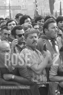 MESTRE 1975 FOLLA DI GENTE IN PIAZZA A VEDERE BERLINGUER © ARCHIVIO Graziano Arici/Rosebud2  MANIFESTAZIONE PCI PIAZZA FERRETTO MESTRE POLITICA POLITICO ENRICO BERLINGUER PCI LIBERAZIONE