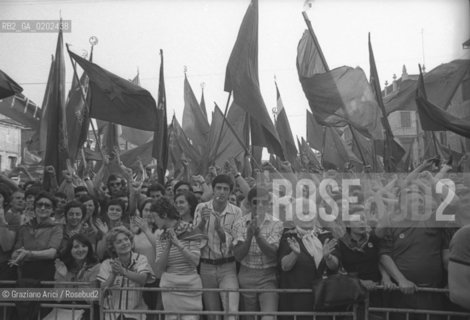 MESTRE 1975 FOLLA MANIFESTAZIONE PCI IN PIAZZA © ARCHIVIO Graziano Arici/Rosebud2  POLITICA POLITICO ENRICO BERLINGUER MANIFESTAZIONE PCI PIAZZA FERRETTO MESTRE BANDIERE PCI FOLLA ANTIFASCISMO