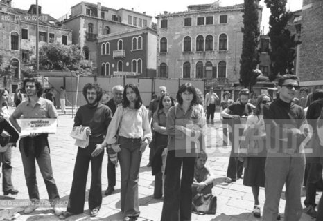 VENEZIA 1975 MANIFESTAZIONE FGCI CAMPO SAN POLO © ARCHIVIO Graziano Arici/Rosebud2  CAMPO SAN POLO POLITICA MANIFESTAZIONE FGCI VENEZIA QUOTIDIANO DEI LAVORATORI FESTA UNITA
