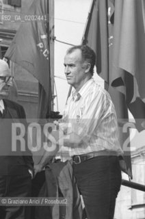 MESTRE 1975 LUIGI NONO ALLA MANIFESTAZIONE PCI © ARCHIVIO Graziano Arici/Rosebud2  POLITICA MANIFESTAZIONE PCI PIAZZA FERRETTO MESTRE COMPOSITORE LUIGI NONO BANDIERE PCI