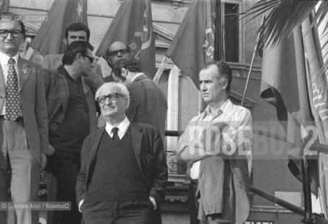 MESTRE 1975 LUIGI NONO E GIANBATTISTA GIANQUINTO © ARCHIVIO Graziano Arici/Rosebud2  POLITICA MANIFESTAZIONE PCI PIAZZA FERRETTO MESTRE COMPOSITORE LUIGI NONO POLITICO SINDACO VENEZIA  BANDIERE PARTITO COMUNISTA ANTIFASCISMO