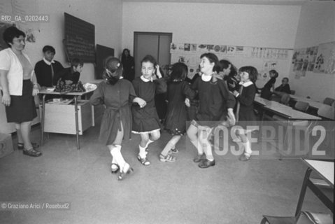 TORRE DI FINE 1975 CLASSE BAMBINI SCUOLA ELEMENTARE © ARCHIVIO Graziano Arici/Rosebud2  BAMBINI CLASSE MAESTRA ELEMENTARI TORRE DI FINE