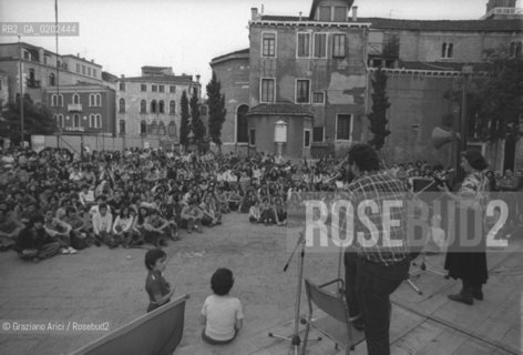 VENEZIA 1975 MANIFESTAZIONE FGCI © ARCHIVIO Graziano Arici/Rosebud2  MANIFESTAZIONE POLITICA CAMPO SAN POLO VENEZIA FGCI MUSICISTI BAMBINI FESTA UNITA