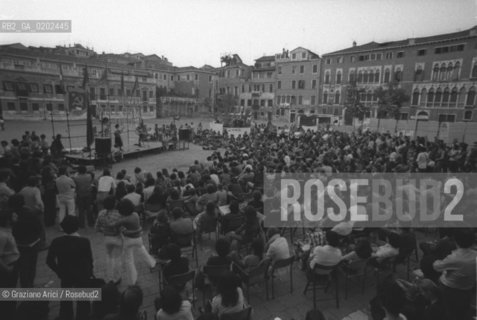 VENEZIA 1975 MANIFESTAZIONE FGCI © ARCHIVIO Graziano Arici/Rosebud2  MANIFESTAZIONE POLITICA FGCI CAMPO SAN POLO VENEZIA PLATEA PUBBLICO MUSICISTI PALCO ANTIFASCISMO FESTA UNITA