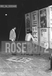 VENEZIA 1975 AFFISSIONE NOTTURNA MANIFESTI PARTITO SOCIALISTA © ARCHIVIO Graziano Arici/Rosebud2  UOMINI AFFISSIONE MANIFESTI PARTITO SOCIALISTA NOTTE VENEZIA ELEZIONI