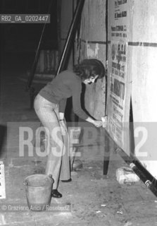 VENEZIA 1975 ANNA LOMBROSO CHE AFFIGGE MANIFESTI PSI © ARCHIVIO Graziano Arici/Rosebud2  VENEZIA ANNA LOMBROSO AFFISSIONE MANIFESTI PSI