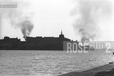 VENEZIA 1975 PANORAMICA VERSO MULINO STUCKY CON FUOCHI © ARCHIVIO Graziano Arici/Rosebud2  VENEZIA PAESAGGIO PANORAMICA MULINO STUCKY FUOCHI FUMO