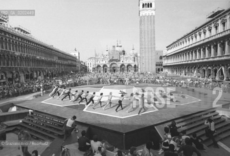 VENEZIA1975 PROVE FESTIVAL DANZA SAN MARCO © ARCHIVIO Graziano Arici/Rosebud2  FESTIVAL DANZA BALLERINI PALCO PIAZZA SAN MARCO COREOGRAFO MAURICE BEJART MUSICA DANZA