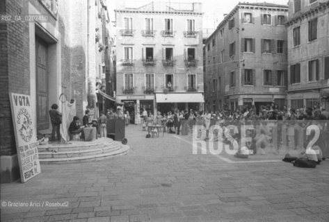 VENEZIA 1975 MANIFESTAZIONE DI POLITICA DEMOCRAZIA PROLETARIA  © ARCHIVIO Graziano Arici/Rosebud2  MANIFESTAZIONE POLITICA RIALTO VENEZIA VOTAZIONI DEMOCRAZIA PROLETARIA