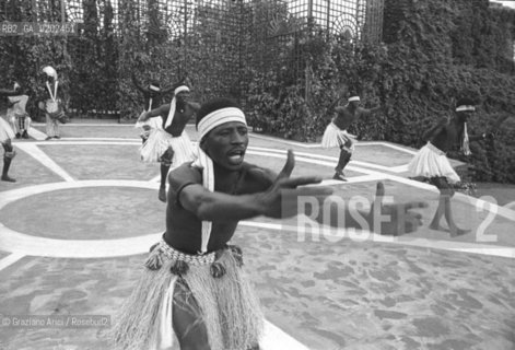 VENEZIA 1975 PROVE BALLETTO ENEMBLE NATIONAL DU SENEGAL AL TEATRO VERDE © ARCHIVIO Graziano Arici/Rosebud2  INCONTRI INTERNAZIONALI DANZA BALLO BALLETTO COREOGRAFIA ENEMBLE NATIONAL DU SENEGAL BALLERINI SENEGALESI DANZE TRIBALI VESTITI SENEGAL PRIMO PIANO BALLERINO