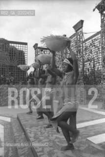 VENEZIA 1975 PROVE BALLETTO ENEMBLE NATIONAL DU SENEGAL AL TEATRO VERDE © ARCHIVIO Graziano Arici/Rosebud2  INCONTRI INTERNAZIONALI DANZA BALLO BALLETTO DANZA BALLERINA ENEMBLE NATIONAL DU SENEGAL TEATRO VERDE DI SAN GIORGIO VENEZIA PROVE