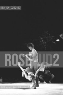 VENEZIA 1975 SCENA BALLO ACQUA ALTA DI MAURICE BEJART AL GHETTO © ARCHIVIO Graziano Arici/Rosebud2  COREOGRAFO MAURICE BEJART  BALLO BALLETTO  INCONTRI INTERNAZIONALI DI DANZA COMPAGNIA BALLETTO ACQUA ALTA GHETTO