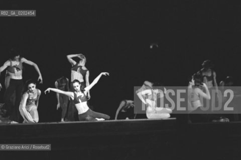 VENEZIA 1975 PROVE BALLETTO ACQUA ALTA MAURICE BEJART AL GHETTO © ARCHIVIO Graziano Arici/Rosebud2  COREOGRAFO MAURICE BEJART INCONTRI INTERNAZIONALI DI DANZA BALLO BALLETTO COMPAGNIE BALLETTO ACQUA ALTA GHETTO