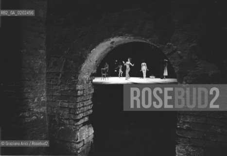 VENEZIA 1975 BALLETTO ACQUA ALTA MAURICE BEJART AL GHETTO © ARCHIVIO Graziano Arici/Rosebud2  BALLO BALLETTO INCONTRI INTERNAZIONALI DANZA ACQUA ALTA COREOGRAFO MAURICE BEJART GHETTO