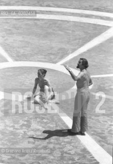 VENEZIA 1975 PROVE BALLETTO BAKHTI COREOGRAFO MAURICE BEJART AL TEATRO VERDE © ARCHIVIO Graziano Arici/Rosebud2  INCONTRI INTERNAZIONALI DANZA BALLO BALLETTO COREOGRAFO MAURICE BEJART  PROVE BAKHTI TEATRO VERDE SAN GIORGIO