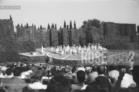VENEZIA 1975 PROVE BALLETTO BAKTHI TEATRO VERDE DI MAURICE BEJART © ARCHIVIO Graziano Arici/Rosebud2  BALLO BALLETTO COREOGRAFO MAURICE BEJART  INCONTRI INTERNAZIONALI DANZA PROVE BAKHTI TEATRO VERDE SAN GIORGIO