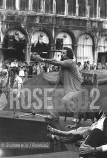 VENEZIA 1975 COREOGRAFO MAURICE BEJART A SAN MARCO © ARCHIVIO Graziano Arici/Rosebud2  BALLO BALLETTO INCONTRI INTERNAZIONALI DANZA COREOGRAFO MAURICE BEJART PROVE BALLETTO ROMEO E GIULIETTA PIAZZA SAN MARCO