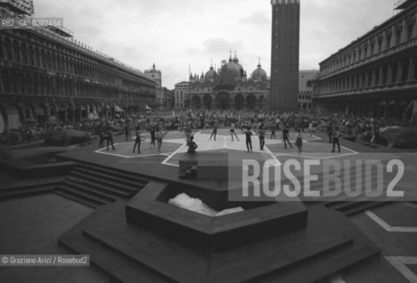 VENEZIA 1975 PROVE BALLETTO ROMEO E GIULIETTA MAURICE BEJART © ARCHIVIO Graziano Arici/Rosebud2  BALLO BALLETTO COREOGRAFO MAURICE BEJART INCONTRI INTERNAZIONALI DANZA PIAZZA SAN MARCO