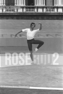 VENEZIA 1975 PROVE BALLETTO ROMEO E GIULIETTA SAN MARCO © ARCHIVIO Graziano Arici/Rosebud2  BALLO BALLETTO COREOGRAFO MAURICE BEJART PROVE ROMEO E GIULIETTA PIAZZA SAN MARCO BALLERINO