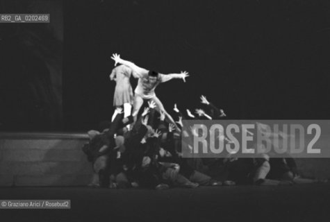VENEZIA 1975 BALLETTO NOTRE DAME DE PARIS DI ROLAND PETIT A PIAZZA SAN MARCO © ARCHIVIO Graziano Arici/Rosebud2  BALLO BALLETTO COREOGRAFO ROLAND PETIT NOTRE DAME DE PARIS PIAZZA SAN MARCO INCONTRI INTERNAZIONALI DANZA