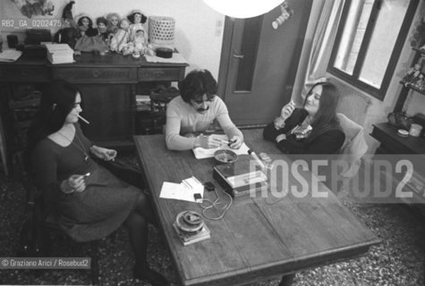 VENEZIA 1975 CANZONIERE POPOLARE VENETO © ARCHIVIO Graziano Arici/Rosebud2  MUSICA POPOLARE EMANUELA MAGRO ALBERTO DAMICO LUISA RONCHINI CANZONIERE POPOLARE VENETO DISCO FONIT CETRA