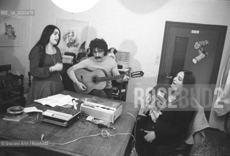 VENEZIA 1975 CANZONIERE POPOLARE VENETO © ARCHIVIO Graziano Arici/Rosebud2  MUSICA POPOLARE EMANUELA MAGRO ALBERTO DAMICO LUISA RONCHINI DISCO FONIT CETRA CANZONIERE POPOLARE VENETO