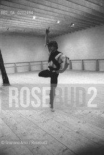 VENEZIA 1975 PROVE ACCADEMIA DI DANZA INCONTRO A QUATTRO MYKHAIL BARYSHNIKOV © ARCHIVIO Graziano Arici/Rosebud2  BALLERINO MIKHAIL BARYSHNIKOV COREOGRAFO MAURICE BEJART BALLO BALLETTO ACCADEMIA DANZA INCONTRO A QUATTRO BALLERINO