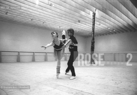 VENEZIA 1975 ACCADEMIA DI DANZA PROVE INCONTRO A QUATTRO CON MARTHA GRAHAM E MIKHAIL BARYSHNIKOV © ARCHIVIO Graziano Arici/Rosebud2  BALLERINA DANZATRICE MARTHA GRAHAM BALLERINO MIKHAIL BARYSHNIKOV COREOGRAFO MAURICE BEJART PROVE BALLETTO ACCADEMIA DANZA INCONTRO A QUATTRO