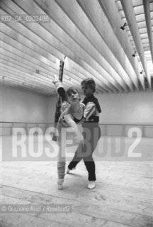 VENEZIA 1975 ACCADEMIA DANZA PROVE INCONTRO A QUATTRO  CON MARTHA GRAHAM E MIKHAIL BARYSHNIKOV © ARCHIVIO Graziano Arici/Rosebud2  BALLERINO MIKHAIL BARYSHNIKOV BALLERINA DANZATRICE MARTHA GRAHAM COREOGRAFO MAURICE BEJART BALLETTO BALLO PROVE INCONTRO A QUATTRO ACCADEMIA DANZA