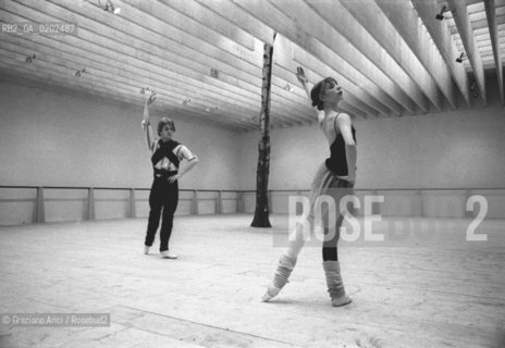 VENEZIA 1975 ACCADEMIA DI DANZA PROVE INCONTRO A QUATTRO MARTHA GRAHAM E MIKHAIL BARYSHNIKOV © ARCHIVIO Graziano Arici/Rosebud2  BALLERINO MIKHAIL BARYSHNIKOV BALLERINA DANZATRICE COREOGRAFA MARTHA  GRAHAM PROVE INCONTRO A QUATTRO ACCADEMIA DANZA