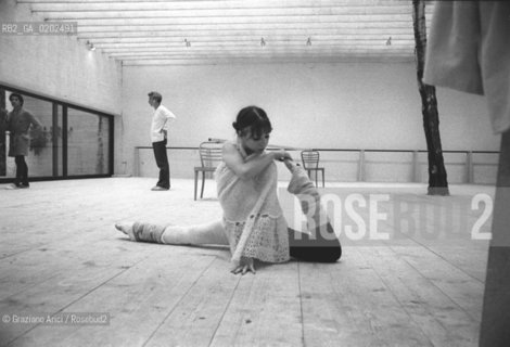 VENEZIA 1975 ACCADEMIA DI DANZA RISCALDAMENTO PROVE BALLETTO INCONTRO A QUATTRO DI MARTHA GRAHAM © ARCHIVIO Graziano Arici/Rosebud2  BALLERINA DANZATRICE MARTHA GRAHAM PROVE DANZA BALLETTO ACCADEMIA DANZA