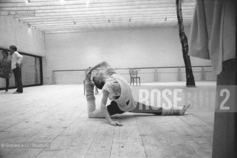 VENEZIA 1975 ACCADEMIA DI DANZA RISCALDAMENTO PROVE BALLETTO INCONTRO A QUATTRO DI MARTHA GRAHAM © ARCHIVIO Graziano Arici/Rosebud2  BALLERINA DANZATRICE MARTHA GRAHAM PROVE DANZA BALLETTO ACCADEMIA DANZA