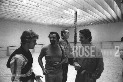 VENEZIA 1975 ACCADEMIA DI DANZA PROVE BALLETTI MAURICE BEJART  MIKHAIL BARYSHNIKOV © ARCHIVIO Graziano Arici/Rosebud2  COREOGRAFO MAURICE BEJART  BALLERINO MIKHAIL BARYSHNIKOV PROVE BALLETTO