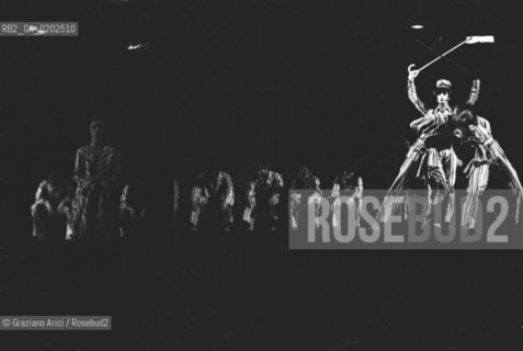 VENEZIA 1975 MESSA IN SCENA BALLETTO OLANDESE STRANGERS A PIAZZA SAN MARCO  © ARCHIVIO Graziano Arici/Rosebud2  BALLO BALLETTO OLANDESE STRANGERS INCONTRI INTERNAZIONALI DANZA PIAZZA SAN MARCO VENEZIA