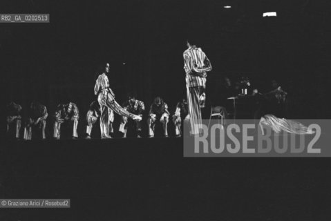 VENEZIA 1975 MESSA IN SCENA BALLETTO OLANDESE STRANGERS A PIAZZA SAN MARCO  © ARCHIVIO Graziano Arici/Rosebud2  BALLO BALLETTO OLANDESE STRANGERS INCONTRI INTERNAZIONALI DANZA PIAZZA SAN MARCO VENEZIA