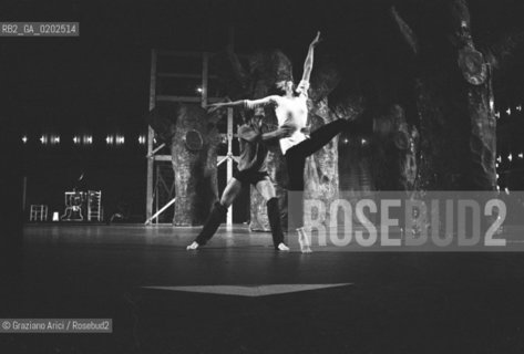 VENEZIA 1975 MESSA IN SCENA BALLETTO OLANDESE STRANGERS A PIAZZA SAN MARCO  © ARCHIVIO Graziano Arici/Rosebud2  BALLO BALLETTO OLANDESE STRANGERS INCONTRI INTERNAZIONALI DANZA PIAZZA SAN MARCO VENEZIA