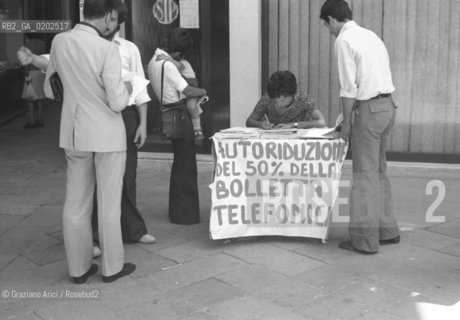 VENEZIA 1975 RACCOLTA FIRME CONTRO AUMENTI SIP © ARCHIVIO Graziano Arici/Rosebud2  RACCOLTA FIRME AUMENTI TELEFONO SIP SINDACATI SEDE SIP FEDERAZIONE PROVINCIALE ORG SINDACALI SIP FIDAT SILTE VENEZIA