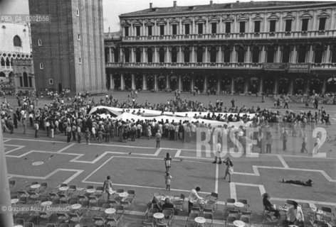 VENEZIA 1975 BIENNALE DEL ARCHITETTURA A SAN MARCO © ARCHIVIO Graziano Arici/Rosebud2  BIENNALE ARCHITETTURA ARTE TEATRO SPETTACOLI OPERE PIAZZA SAN MARCO
