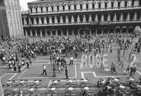 VENEZIA 1975 BIENNALE DEL TEATRO A SAN MARCO © ARCHIVIO Graziano Arici/Rosebud2  BIENNALE ARCHITETTURA TEATRO ARTE SPETTACOLI OPERE PIAZZA SAN MARCO