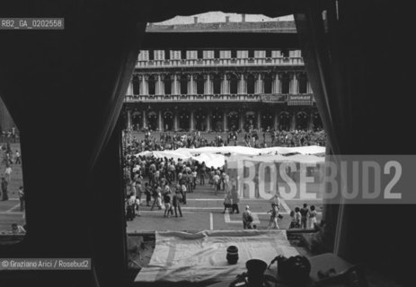 VENEZIA 1975 BIENNALE DEL TEATRO A SAN MARCO VISTA DAL CAFFE QUADRI © ARCHIVIO Graziano Arici/Rosebud2  BIENNALE ARCHITETTURA ARTE TEATRO SPETTACOLI OPERE PIAZZA SAN MARCO BAR CAFFE QUADRI