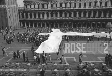 VENEZIA 1975 BIENNALE DEL TEATRO A SAN MARCO PERSONE CHE REGGONO TELO BIANCO © ARCHIVIO Graziano Arici/Rosebud2  BIENNALE TEATRO  ARCHITETTURA SPETTACOLI OPERE PIAZZA SAN MARCO PERSONE TELA BIANCA