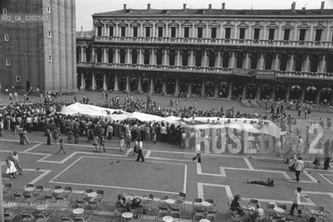 VENEZIA 1975 BIENNALE DEL TEATRO A SAN MARCO © ARCHIVIO Graziano Arici/Rosebud2  BIENNALE TEATRO ARCHITETTURA SPETTACOLI OPERE PIAZZA SAN MARCO TEO BIANCO GENTE