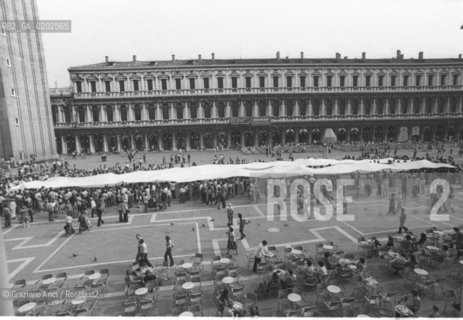 VENEZIA 1975 BIENNALE DEL TEATRO A SAN MARCO © ARCHIVIO Graziano Arici/Rosebud2  BIENNALE TEATRO ARCHITETTURA SPETTACOLI OPERE PIAZZA SAN MARCO TELONE BIANCO PERSONE