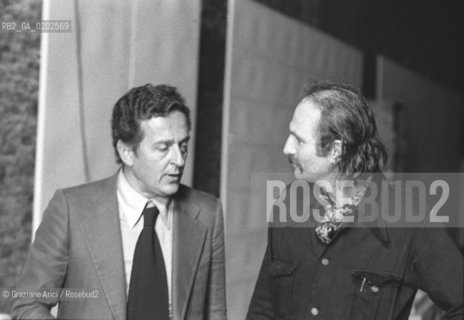 VENEZIA 1975 CARLO RIPA DI MEANA CHE PARLA © ARCHIVIO Graziano Arici/Rosebud2  BEINNALE ARCHITETTURA ARTI VISIVE MAGAZZINI DEL SALE ZATTERE PRESIDENTE BIENNALE CARLO RIPA DI MEANA