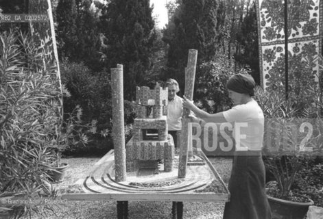 VENEZIA 1975 BIENNALE ARCHITETTURA ALLESTIMENTO OPERE NEL GIARDINO DEI MAGAZZINI DEL SALE  © ARCHIVIO Graziano Arici/Rosebud2  MAGAZZINI DEL SALE ZATTERE BIENNALE ARCHITETTURA ARTI VISIVE ARTE OPERE INSTALLAZIONI.