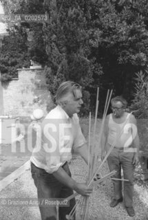 VENEZIA 1975 BIENNALE ARCHITETTURA ALLESTIMENTO OPERE NEL GIARDINO DEI MAGAZZINI DEL SALE  © ARCHIVIO Graziano Arici/Rosebud2  MAGAZZINI DEL SALE ZATTERE BIENNALE ARCHITETTURA ARTI VISIVE ARTE OPERE INSTALLAZIONI LE MACCHINE CELIBI