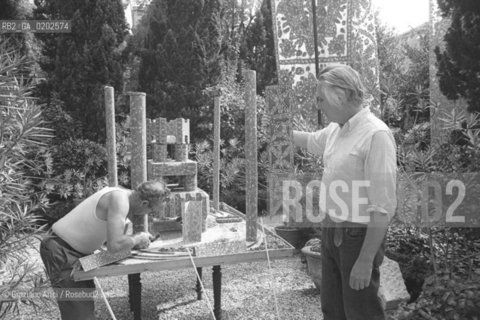 VENEZIA 1975 BIENNALE ARCHITETTURA ALLESTIMENTO OPERE NEL GIARDINO DEI MAGAZZINI DEL SALE  © ARCHIVIO Graziano Arici/Rosebud2  MAGAZZINI DEL SALE ZATTERE BIENNALE ARCHITETTURA ARTI VISIVE ARTE OPERE INSTALLAZIONI LE MACCHINE CELIBI