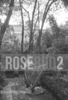 VENEZIA 1975 BIENNALE ARCHITETTURA ALLESTIMENTO OPERE NEL GIARDINO DEI MAGAZZINI DEL SALE  © ARCHIVIO Graziano Arici/Rosebud2  MAGAZZINI DEL SALE ZATTERE BIENNALE ARCHITETTURA ARTI VISIVE ARTE OPERE INSTALLAZIONI LE MACCHINE CELIBI